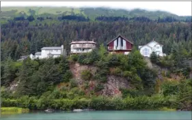  ??  ?? De belles maisons dominent le port de Seward, qui est aussi un lieu de villégiatu­re recherché grâce à sa connexion par train et route avec Anchorage.