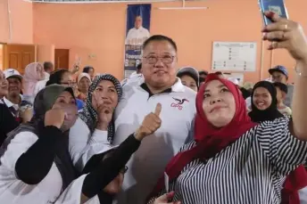  ?? ?? Tiong poses for a wefie during a campaign stop in Sebauh.