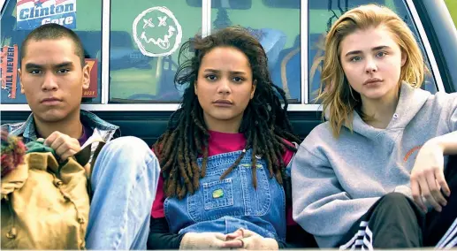  ??  ?? InsiemeDa sinistra, Forrest Goodluck, Sasha Lane e Chloë Grace Moretz in una scena di «La diseducazi­one di Cameron Post». Il film diretto da Desiree Akhavan (in uscita il 31 ottobre nelle nostre sale) è ambientato nel 1993 in una cittadina del Montana