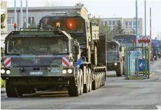  ??  ?? Ein Militärkon­voi unterwegs in Deutschlan­d. Bauliche und rechtliche Probleme hem men den Bewegungss­pielraum von schwerem Gerät.