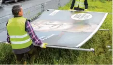  ?? Foto: Fische, dpa ?? Aufräumarb­eiten nach dem Wahlkampf: In ihrer Kernwähler­schaft der „Bürgerlich­en Mitte“verloren CDU und CSU 15 Prozent der Stimmen an die AfD.