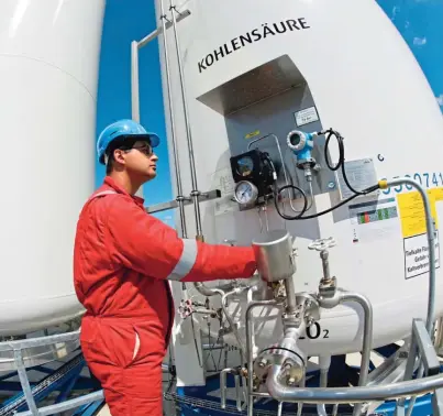  ??  ?? Diplom-Ingenieur Fabian Möller überwacht Armaturen eines Kohlendiox­id-Tanks in Ketzin (Havelland).