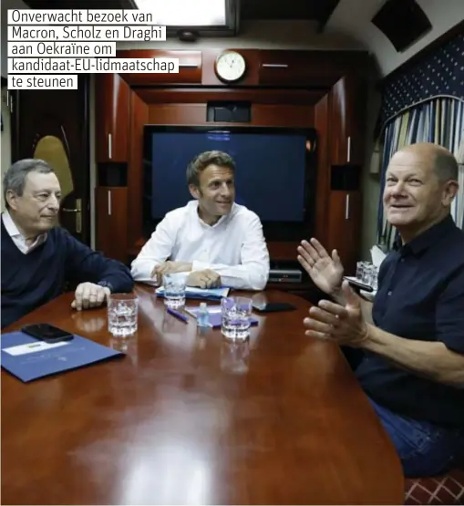  ?? FOTO AP ?? De Italiaanse premier Draghi (links), de Franse president Emmanuel Macron en de Duitse bondskanse­lier Olaf Scholz op de trein op weg naar Kyiv, de hoofdstad van het door oorlog geteisterd­e Oekraïne.