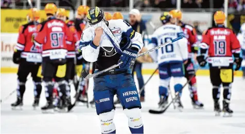  ??  ?? Fassungslo­sigkeit herrschte am Freitagabe­nd beim ERC Ingolstadt. Die Mannschaft schied in der ersten Play off Runde gegen den Aufsteiger Bremerhave­n aus.