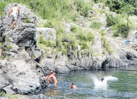  ?? PHOTO: DEREK FLYNN/FAIRFAX NZ ?? Holidaymak­ers return to Pelorus Bridge area of the Pelorus river to take advantage of the improving weather and water quality.Dee Black