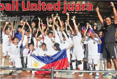  ??  ?? PASUKAN Dream Football United Filipina merakamkan reaksi gembira semasa majlis penyampaia­n hadiah.