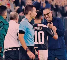  ?? IPP ?? Abbraccio Maurizio Sarri, 60 anni, si compliment­a con Paulo Dybala, 25