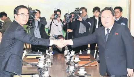  ??  ?? El líder de la delegación de Corea del Sur, Cho Myoung-gyon (izq.) estrechó la mano de su homólogo de Norcorea, Ri Son Gwon, al inicio del encuentro.