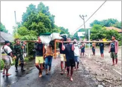  ?? AFP ?? Villagers carry the body of a victim after flash floods in Lembata, East Flores, Indonesia on Monday.