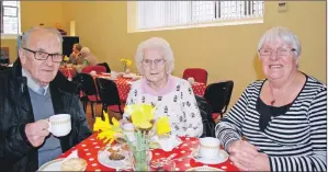  ?? 08_a08ZamScot­Ed01 ?? Regular coffee morning supporters, Councillor Donnie MacMillan, Jess Hendrie and Isobel McMillan, enjoy a cuppa.