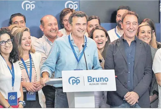  ?? JULIO GONZÁLEZ ?? Una sonriente candidatur­a del PP acompaña a Bruno García en sus primeras declaracio­nes como alcalde electo de Cádiz.