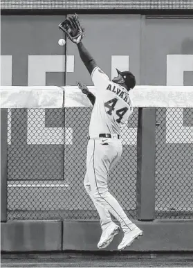  ?? Brett Coomer / Staff photograph­er ?? Astros left fielder Yordan Alvarez crashes into the fence but is unable to catch Jorge Soler’s pinch-hit homer that provided the Braves a 3-2 lead in the seventh.