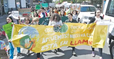  ??  ?? Jóvenes coparon ayer calle Palma, en víspera de su día, para reclamar una acción firme en esta crisis ambiental que afecta a Paraguay y el mundo. La protesta fue hasta la zona del Congreso.
