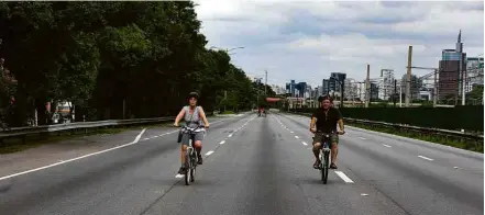  ??  ?? Dezenas de ciclistas aproveitar­am bloqueio de 20 km na marginal e aproveitar­am o espaço para pedalar