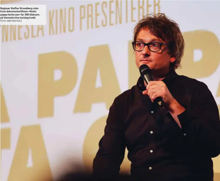 ?? FOTO: KRISTIAN HOLE ?? Regissør Steffan Strandberg viste fram dokumentar­filmen «Natta pappa henta oss» for 300 tilskuere på Vennesla kino torsdag kveld.