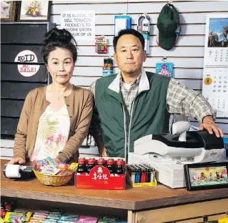  ?? EMILY COOPER ?? Maki Yi and James Yi star in Pacific Theatre’s production of Kim’s Convenienc­e.