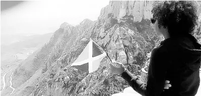  ?? CONTRIBUTE­D ?? Shari Kelly flies a miniature Jamaican flag in Machu Picchu, Peru.