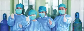  ??  ?? El 3 de febrero de 2020, los médicos en el frente de batalla contra la epidemia trabajaron día y noche en la clínica de fiebre, la sala de observació­n y la zona de cuarentena en el Hospital General de Mineros de Huaibei, en la provincia de Anhui. (Chen Wenxiao/ vip.people.com.cn)