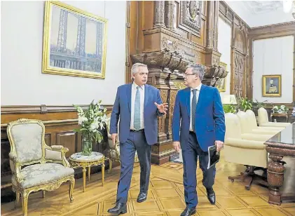  ?? ?? Mano a mano. Alberto Fernández ayer en la Casa Rosada con el jefe del FdT de Diputados, Germán Martínez.