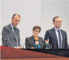  ?? FOTO: DPA ?? Ex-Unionsfrak­tionschef Friedrich Merz (v. li.), Generalsek­retärin Annegret Kramp-Karrenbaue­r und Gesundheit­sminister Jens Spahn stellen sich den Fragen aus dem Publikum.