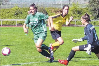  ?? FOTO: KARL SEIFERT ?? Eine hohe Hürde hat der SV Alberweile­r (links Malin Frisch) im ersten Heimspiel der Saison gegen den amtierende­n süddeutsch­en Meister SC Freiburg zu bewältigen.