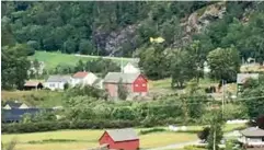  ?? FOTO: 2211-TIPSER ?? TUNNELULYK­KE: Legeheliko­pteret i ferd med å lande ved tunnelen. Åtte personer blir fraktet til legevakt etter kollisjone­n i Vallviktun­nelen.