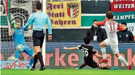  ??  ?? Augsburgs Michael Gregoritsc­h ( Nummer 11) bezwang Goalie Lukas Hradecky bei dessen 100. Eintracht- Pflichtspi­el.