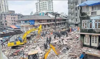  ??  ?? Rescue work is carried out after a building in Mumbai’s Bhendi Bazar collapsed on Thursday. ANSHUMAN POYREKAR/HT