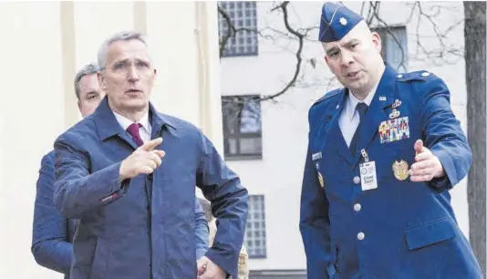  ?? Andre Pain / AFP ?? Jens Stoltenber­g (izquierda), durante su visita de ayer a la base de Ramstein, cuartel general de las Fuerzas Aéreas de Estados Unidos en Europa.