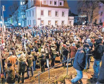  ?? FOTO: DPA/FELIX KÄSTLE ?? Inzwischen ein gewohntes Bild: „Spaziergän­ger“in Ravensburg am Rande der Altstadt.