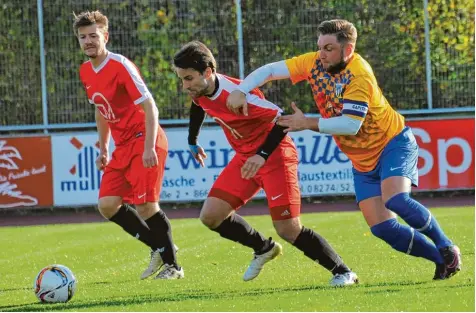  ?? Foto: Karl Aumiller ?? Du bleibst da! Dillingens Spielführe­r Alexander Kinder (rechts) lässt den Wertinger Gast Raphael Schiermoch nicht ziehen. Links wirft Vincenz Aschenbren­ner noch einen be gehrlichen Blick auf den Ball. Die gastgebend­e SSV gewann 2:0 und hält Kurs...