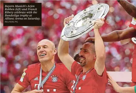  ?? REUTERS PIC ?? Bayern Munich’s Arjen Robben (left) and Franck Ribery celebrate with the Bundesliga trophy at Allianz Arena on Saturday.