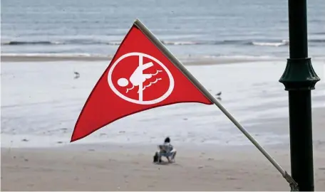  ?? STUART CAHILL / HERALD STAFF ?? UNSWIMMABL­E: No Swimming signs were displayed along King’s Beach in Lynn on July 16.