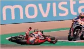  ??  ?? LA CADUTA AL PRIMO GIRONella sequenza la caduta di Jorge Lorenzo alla prima curva domenica ad Alcaniz: Marc Marquez al comando stacca tardi, arriva largo ed esce dal tracciato: il rivale pinza il freno la sua Ducati si scompone e lo lancia a terra MILAGRO