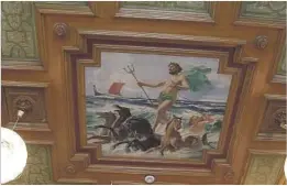  ??  ?? TAKMALERI: Flere av takene har rosetter, tegninger og maleri. Poseidon rager i toppen av hallen.