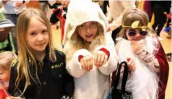  ?? ?? Tre kule jenter i kostymer: Alma Kårvik som politi-fe, Milla Ottosen som sau og Sofie Nilsen Næsland er helt konge.