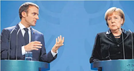  ?? FOTO: AFP ?? Ruckrede: Frankreich­s Präsident Emmanuel Macron wirbt bei Bundeskanz­lerin Angela Merkel dafür, die Reformen voranzutre­iben.