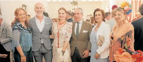  ?? // VÍCTOR RODRÍGUEZ ?? Sol Cruz-Guzmán, Salustiano García, Minerva Salas, José María González, Claudia Verena y Lola Chaves, en la caseta del Círculo Mercantil