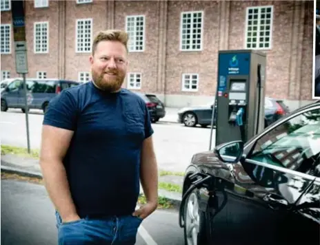  ?? FOTO: PEKKA PÄÄKKÖ ?? Viktor Plühm passar på att ladda sin elbil på Valhallavä­gen under ett besök i Stockholm.