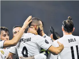  ?? AFP ?? El delantero Karim Benzema celebra el doblete anotado junto a sus compañeros.