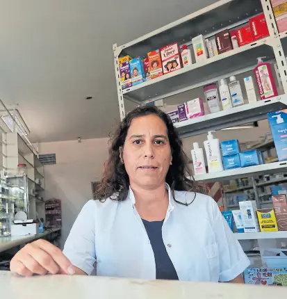  ?? Fotos santiago hafford ?? Alejandra Gómez, ayer, de turno en su farmacia