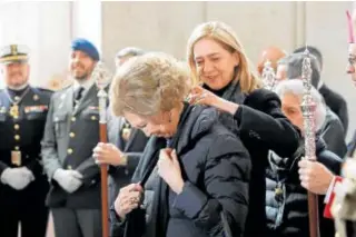  ?? // EFE ?? Doña Sofía y la Infanta Cristina, antes de la salida de Los Alabardero­s