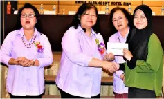  ??  ?? Alice (second left) presents a study incentive award to a recipient witnessed by Uchi (left) and Nain (second right).