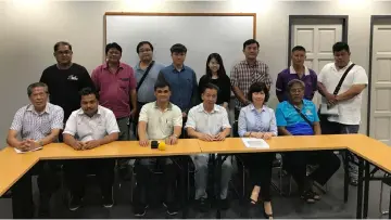  ??  ?? (Seated from third left) Chen, Wong, Chang and small-time oil palm planters after a dialogue session.