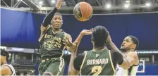  ?? MATT SMITH ?? Saskatchew­an Rattlers guard Scottie Lindsey passes the ball to D'andre Bernard under the basket in Saskatoon on Friday.