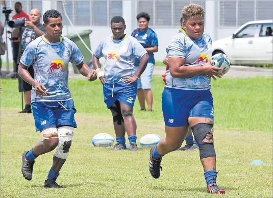  ?? Picture: BALJEET SINGH ?? Vika Matarugu (with ball) during warm up before the Waratahs match last week.