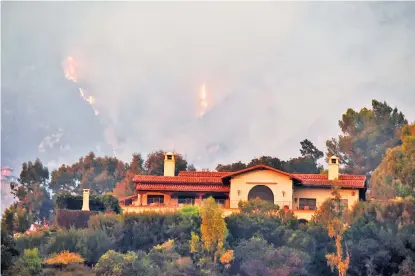  ??  ?? El cambio de las temperatur­as afecta la frecuencia y tamaño de los incendios, como el actual en California.