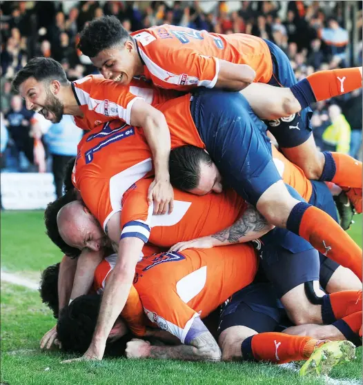  ?? PICTURES: Gareth Owen ?? BUNDLE: Luton pile on to celebrate Ollie Palmer’s 90th-minute goal