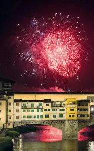  ??  ?? I Fochi di San Giovanni sopra il Ponte Vecchio Ogni 24 del mese fino a giugno da villa Bardini saranno sparati per un minuto