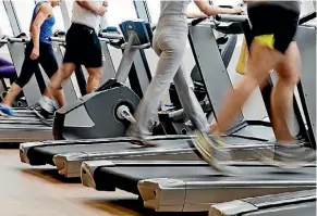  ?? 123RF ?? Turn gym membership­s into Neighbourl­y running clubs to help you ‘buy nothing’.